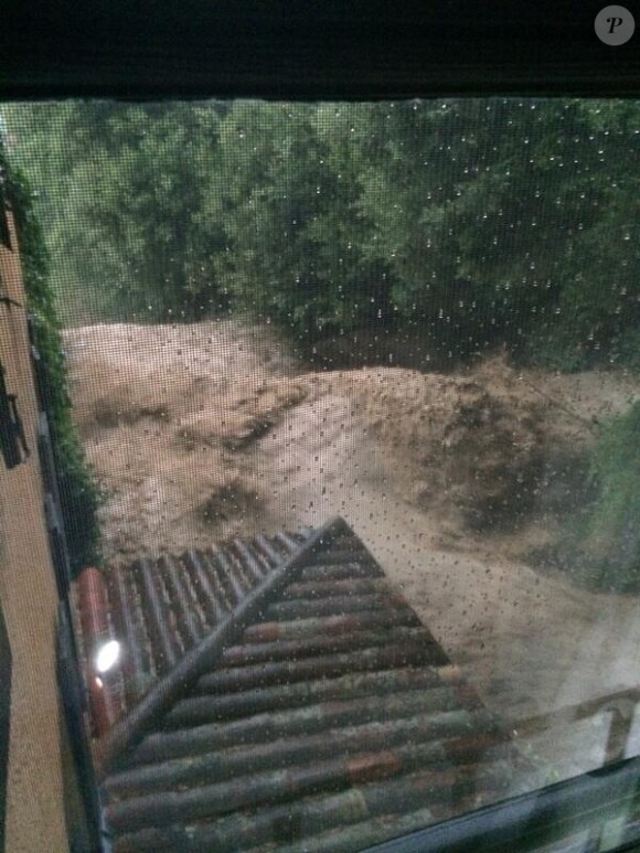 Johnny Lowe, fils de Rob Lowe, commente les inondations à Grasse, le 25 juin 2014.