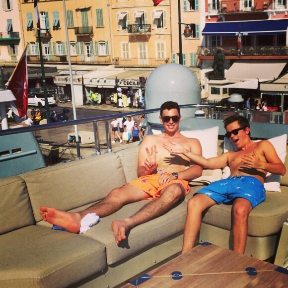 Johnny Lowe, avec un de ses amis, en vacances à Saint-Tropez le 21 juin 2014.