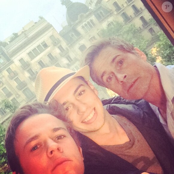 Johnny Lowe, avec Nick Barrack (un ami) et Rob Lowe en vacances le 17 juin 2014.