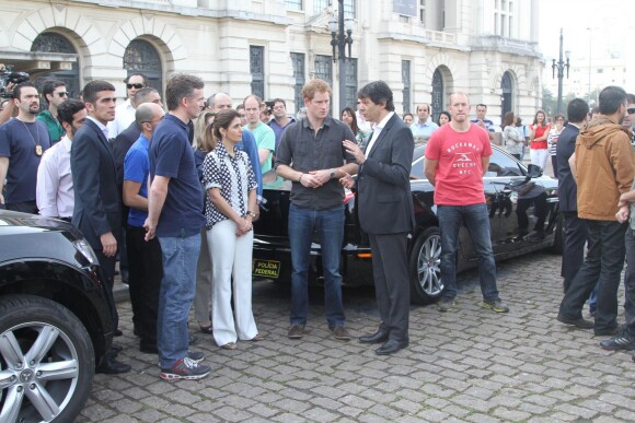 Le prince Harry en visite à Cracolandia (un quartier de Sao Paulo réputé pour ses nombreux consommateurs de crack) le 26 juin 2014.