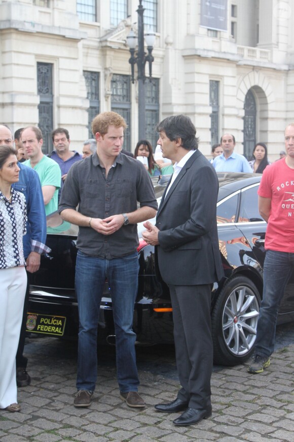 Le prince Harry en visite à Cracolandia (un quartier de Sao Paulo réputé pour ses nombreux consommateurs de crack) le 26 juin 2014.