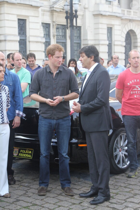 Le prince Harry en visite à Cracolandia (un quartier de Sao Paulo réputé pour ses nombreux consommateurs de crack) le 26 juin 2014.
