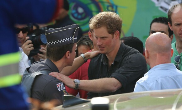 Le prince Harry en visite à Cracolandia (un quartier de Sao Paulo réputé pour ses nombreux consommateurs de crack) le 26 juin 2014.