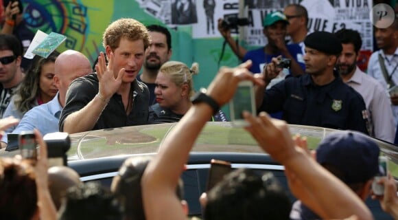 Le prince Harry en visite à Cracolandia (un quartier de Sao Paulo réputé pour ses nombreux consommateurs de crack) le 26 juin 2014.