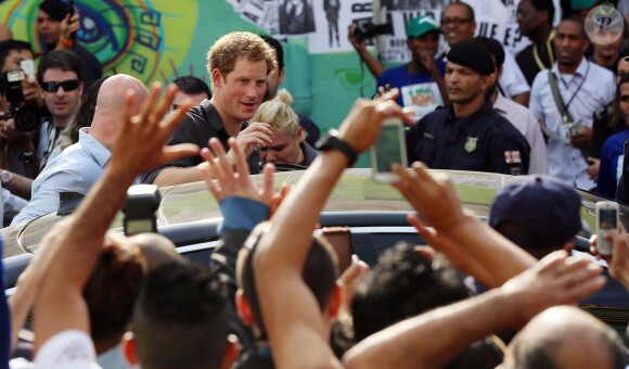 Le prince Harry en visite à Cracolandia (un quartier de Sao Paulo réputé pour ses nombreux consommateurs de crack) le 26 juin 2014.