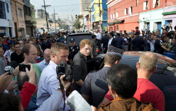 Le prince Harry en visite à Cracolandia (un quartier de Sao Paulo réputé pour ses nombreux consommateurs de crack) le 26 juin 2014.