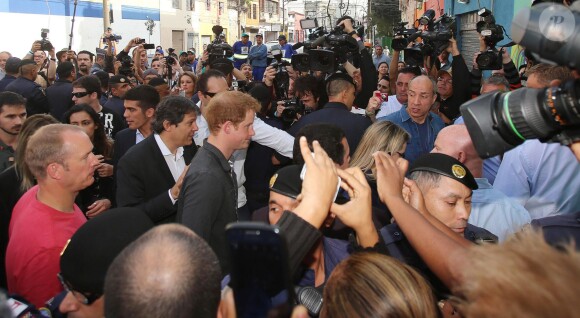 Le prince Harry en visite à Cracolandia (un quartier de Sao Paulo réputé pour ses nombreux consommateurs de crack) le 26 juin 2014.