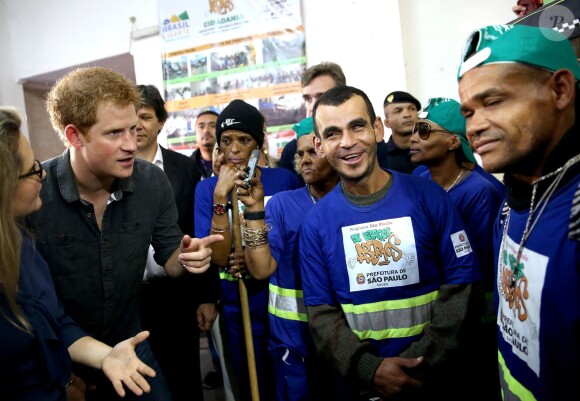 Le prince Harry en visite à Cracolandia (un quartier de Sao Paulo réputé pour ses nombreux consommateurs de crack) le 26 juin 2014.
