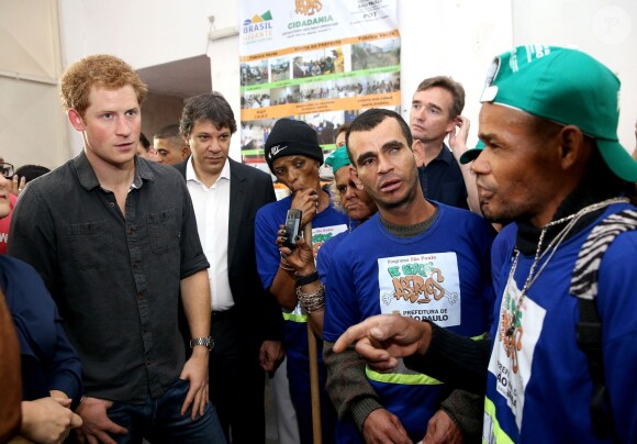 Le prince Harry en visite à Cracolandia (un quartier de Sao Paulo réputé pour ses nombreux consommateurs de crack) le 26 juin 2014.