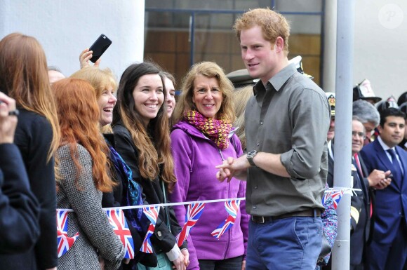 Le prince Harry d'Angleterre rencontre des membres de la communauté britannique pendant sa visite des pompiers volontaires de la compagnie George Garland à Valparaiso au Chili le 28 juin 2014.