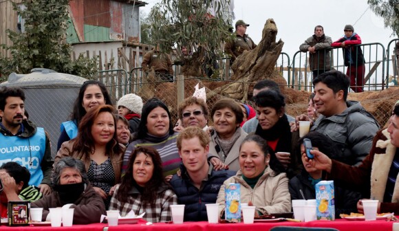 Le prince Harry d'Angleterre rencontre des membres de la communauté britannique pendant sa visite des pompiers volontaires de la compagnie George Garland à Valparaiso au Chili le 28 juin 2014.