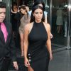 Kim Kardashian quitte l'hôtel Gansevoort à New York, habillée d'une robe fendue Balmain et de sandales Tom Ford. Le 26 juin 2014.