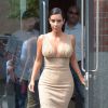 Kim Kardashian quitte l'appartement de son mari Kanye West à SoHo, habillée d'une robe Ermanno Scervino (collection automne-hiver 2014) et de souliers Aquazurra. New York, le 25 juin 2014.