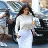 Kim Kardashian à Beverly Hills, porte un top à dos nu Hanji, une jupe Wolford et des souliers Hermès. Le 23 juin 2014.