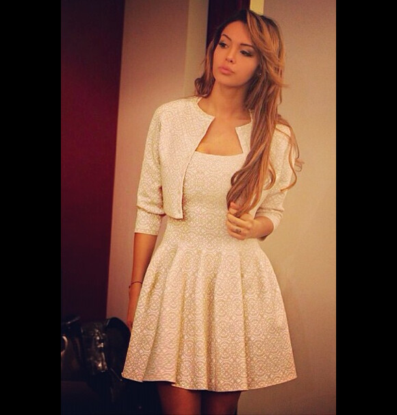 Nabilla : ravissante en robe Azzedine Alaïa