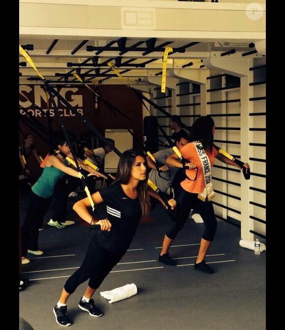 Karine Ferri et Flora Coquerel suivent un entraînement de TRX suspension avec Randy Hetrick, chez CMG au Club Waou Bercy à Paris, le 17 juin 2014/