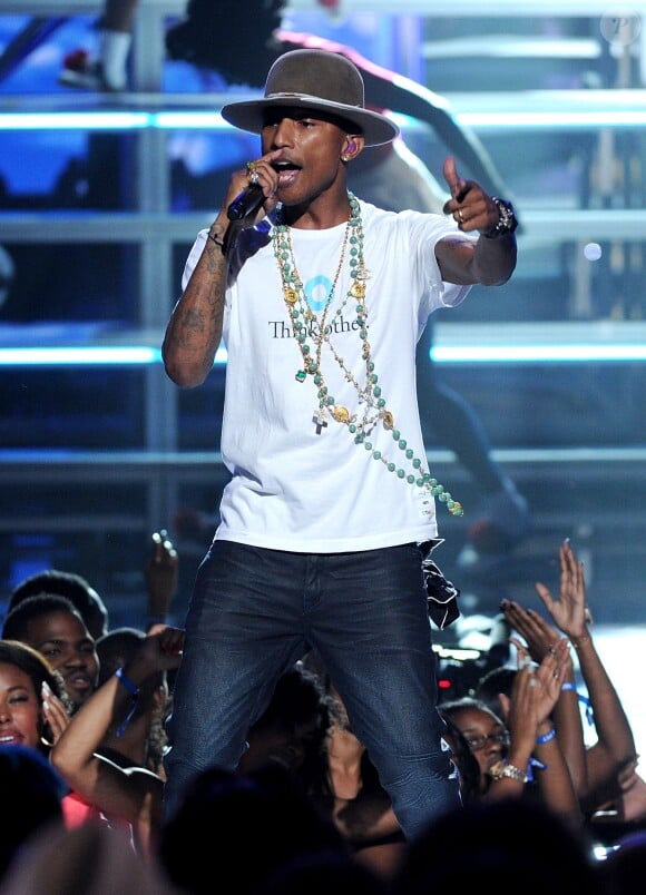 Pharrell Williams sur la scène des BET Awards au Nokia Theatre de Los Angeles, le 29 juin 2014.
