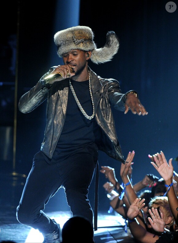 Usher sur la scène des BET Awards au Nokia Theatre de Los Angeles, le 29 juin 2014.