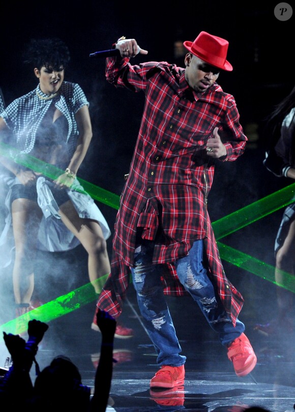 Chris Brown sur la scène des BET Awards au Nokia Theatre de Los Angeles, le 29 juin 2014.