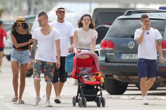 Marco Verratti, en vacances à Ibiza, le 29 jun 2014 en compagnie de son téléphone, son fils Tommaso et de sa compagne Laura