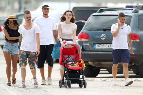 Marco Verratti, en vacances et au télépone à Ibiza, le 29 jun 2014 en compagnie de son fils Tommaso et de sa compagne Laura