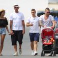 Marco Verratti avec son fils Tommaso et des amis, du côté d'Iiza, le 29 juin 2014