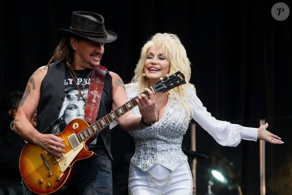 Dolly Parton et Richie Sambora à Glastonbury, le 29 juin 2014.