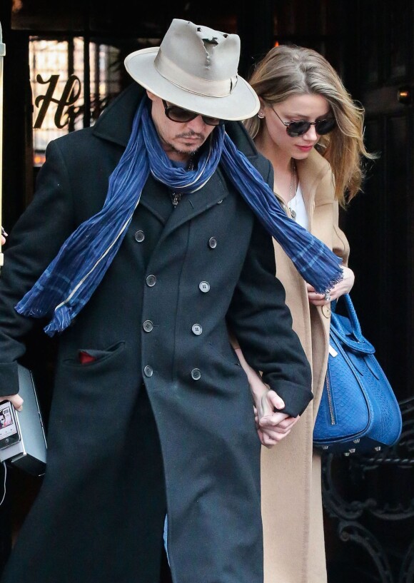 Johnny Depp et sa fiancée Amber Heard quittent leur hôtel main dans la main à New York, le 22 mars 2014.