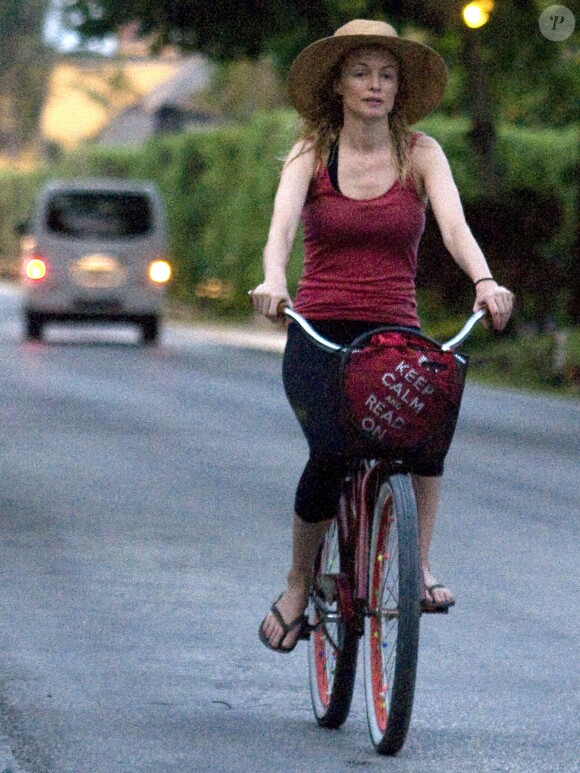 Exclusif - Heather Graham en vélo, profite de la plage lors de ses vacances à Cancun, le 19 juin 2014.