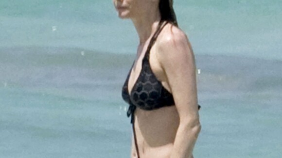 Heather Graham, 44 ans, sculpturale en bikini, loin de ses tracas judiciaires
