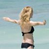 Exclusif - Heather Graham, cheveux au vent, lors de ses vacances à Cancun, le 19 juin 2014.