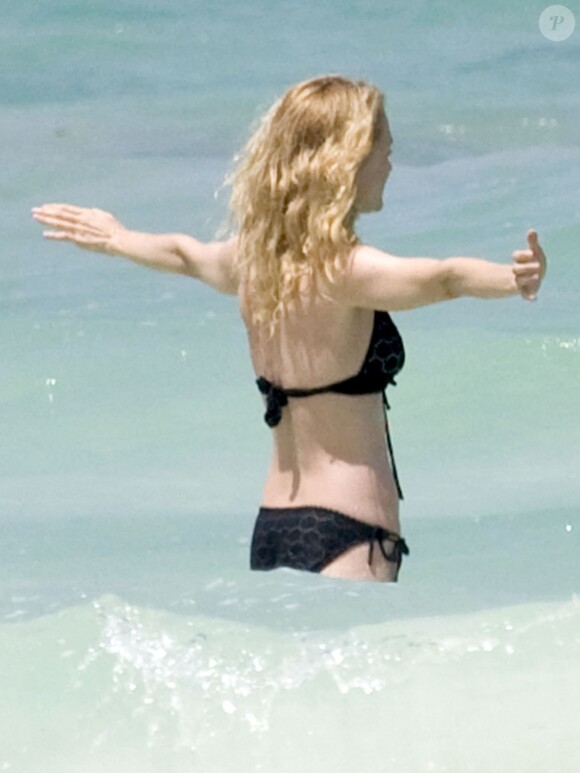 Exclusif - Heather Graham, cheveux au vent, lors de ses vacances à Cancun, le 19 juin 2014.