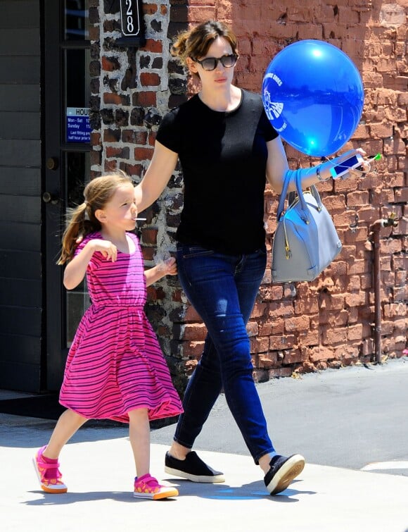 Jennifer Garner et sa fille Seraphina Affleck font du shopping à Santa Monica, le 21 juin 2014.