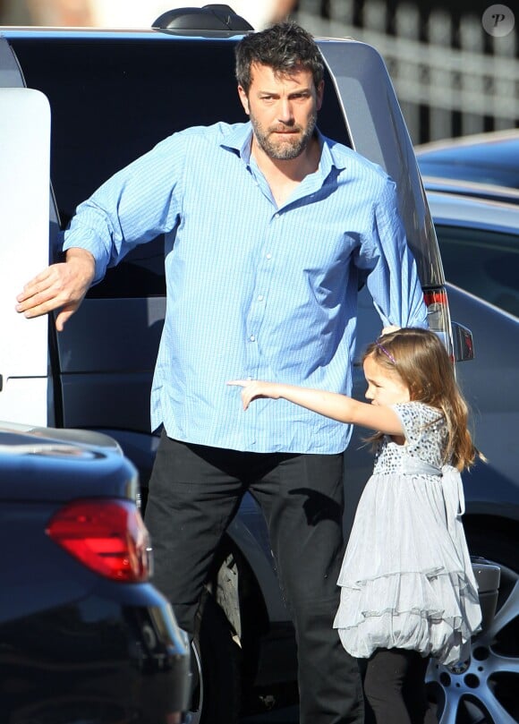 Exclusif - Ben Affleck, sa fille Seraphina et sa mère Chris sont allés prendre un petit déjeuner dehors à Brentwood, le 15 mai 2014