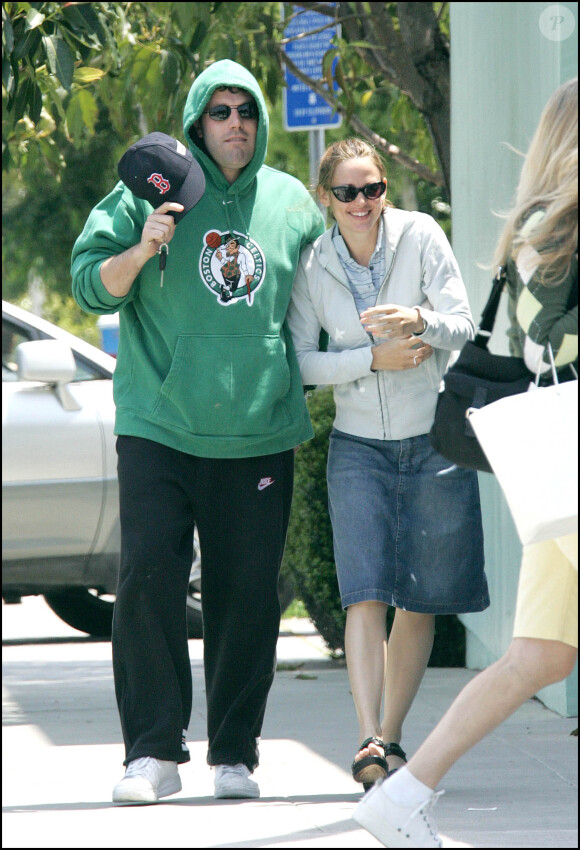 Promenade en amoureux de Jennifer Garner et Ben Affleck à Brentwood le 7 mai 2005