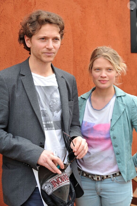 Le chanteur Raphaël et sa compagne Mélanie Thierry au village des Internationaux de France de tennis de Roland Garros à Paris le 2 juin 2014