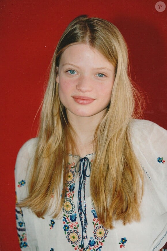 Portrait de Mélanie Thierry datant de 2001