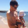 Iker Casillas à la plage avec son fils Martin au Portugal le 1er juillet 2014.