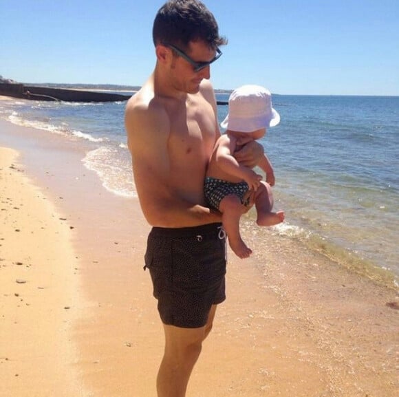 Iker Casillas à la plage avec son fils Martin au Portugal le 1er juillet 2014. 