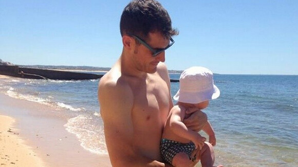 Iker Casillas : Première baignade avec son bébé Martin pour oublier le Mondial