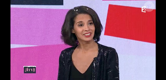 Sophia Aram présente Jusqu'ici tout va bien pour la dernière fois, sur France 2, le vendredi 20 décembre 2013.