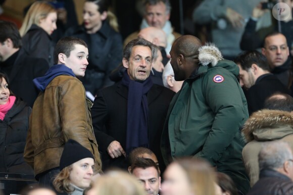Louis Sarkozy et Nicolas Sarkozy au Parc des Princes pour un match du PSG, le 2 mars 2014.
