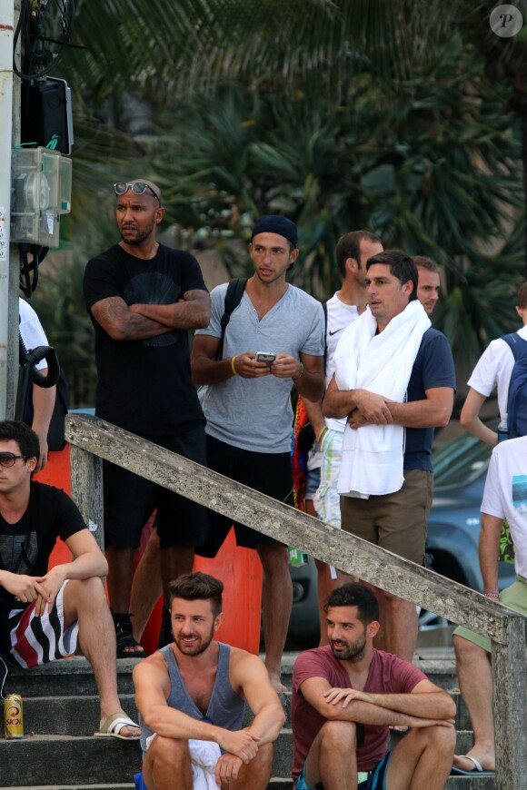 Exclusif - L'ancien joueur de football Olivier Dacourt regarde du beach-soccer avec Christophe Josse sur la plage d'Ipanema à Rio de Janeiro au Brésil le 2 juillet 2014.