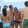 Exclusif - L'ancien joueur de l'équipe de France de football Youri Djorkaeff rencontre ses fans et fait du beach-soccer sur la plage d'Ipanema à Rio de Janeiro au Brésil le 2 juillet 2014.