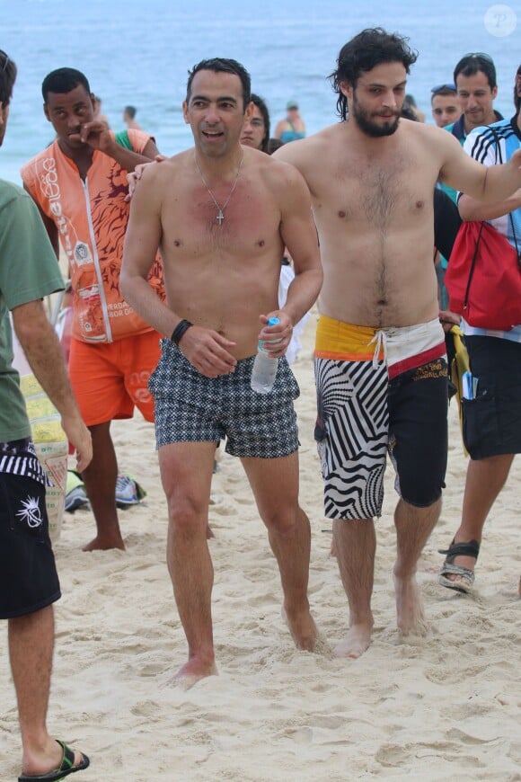 Exclusif - L'ex joueur de l'équipe de France de football Youri Djorkaeff rencontre ses fans et fait du beach-soccer sur la plage d'Ipanema à Rio de Janeiro au Brésil le 2 juillet 2014.