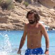  Andrea Pirlo sur une plage &agrave; Ibiza avec ses deux enfants Niccolo (10 ans) et Angela (6 ans) le 6 Juillet 2014. 