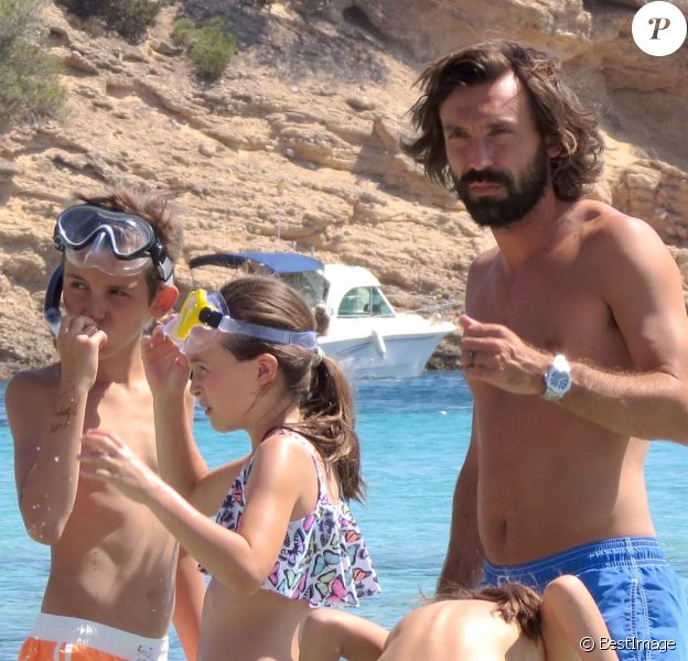 Andrea Pirlo sur une plage &agrave; Ibiza avec ses deux enfants Niccolo (10 ans) et Angela (6 ans) le 6 Juillet 2014.