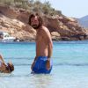 Andrea Pirlo sur une plage à Ibiza avec ses deux enfants Niccolo (10 ans) et Angela (6 ans) le 6 Juillet 2014.
