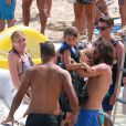  Andrea Pirlo sur une plage &agrave; Ibiza avec ses deux enfants Niccolo (10 ans) et Angela (6 ans) le 6 Juillet 2014. 
