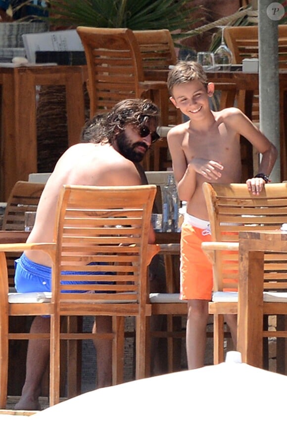 Andrea Pirlo sur une plage à Ibiza avec ses enfants Niccolo (10 ans) et Angela (6 ans) le 6 Juillet 2014.
